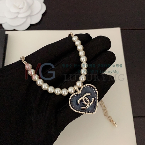 *  G1225982