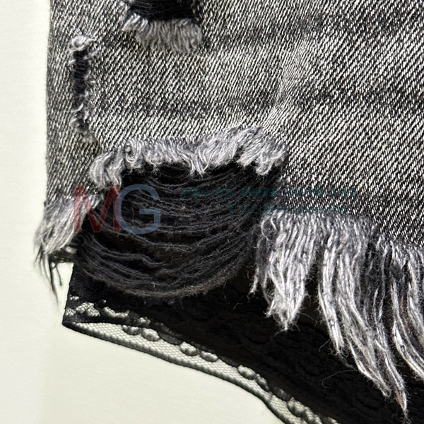  ˷  AQ425635-1